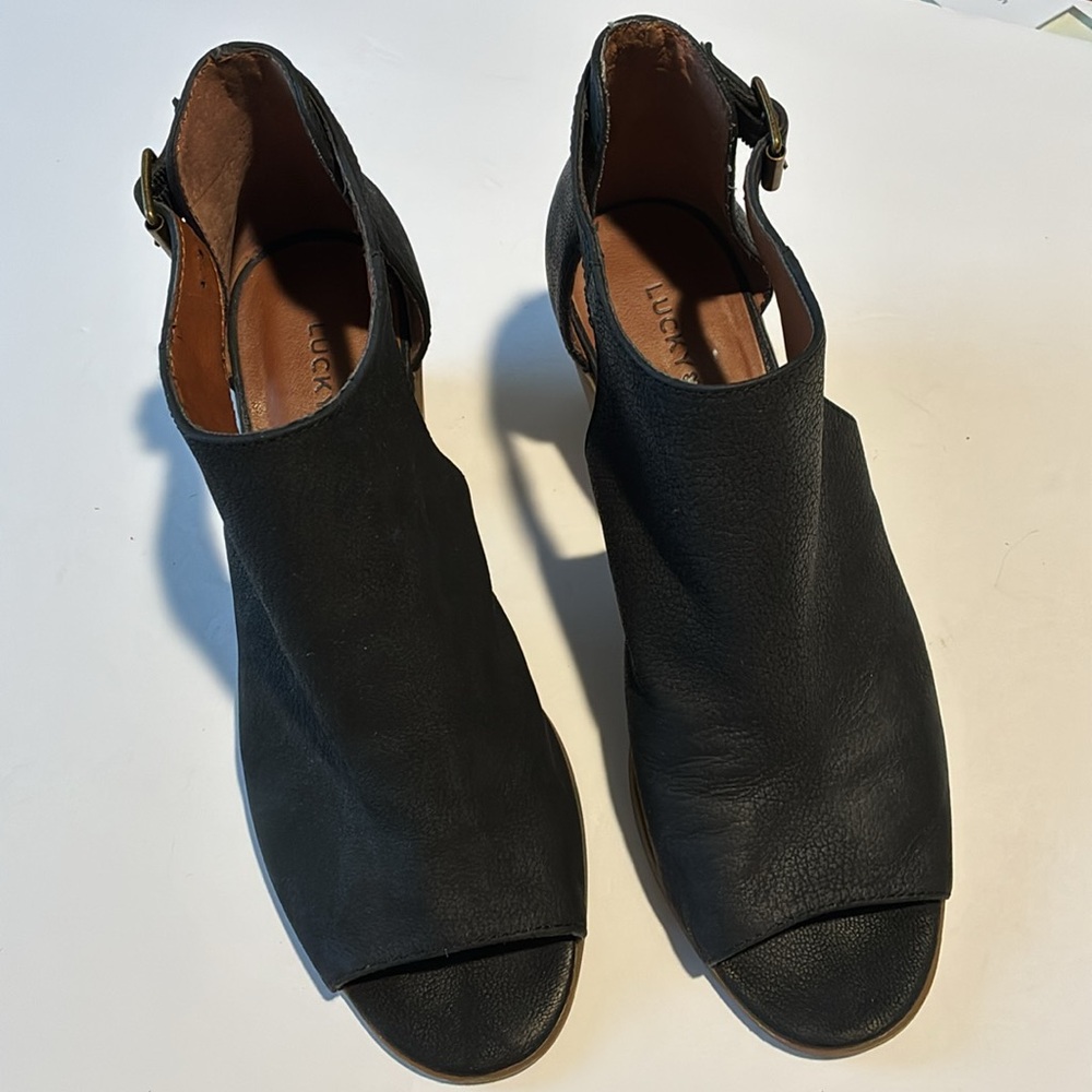 Lucky Brand Barimo booties
Black Nubuck leather
Size 9 women’s